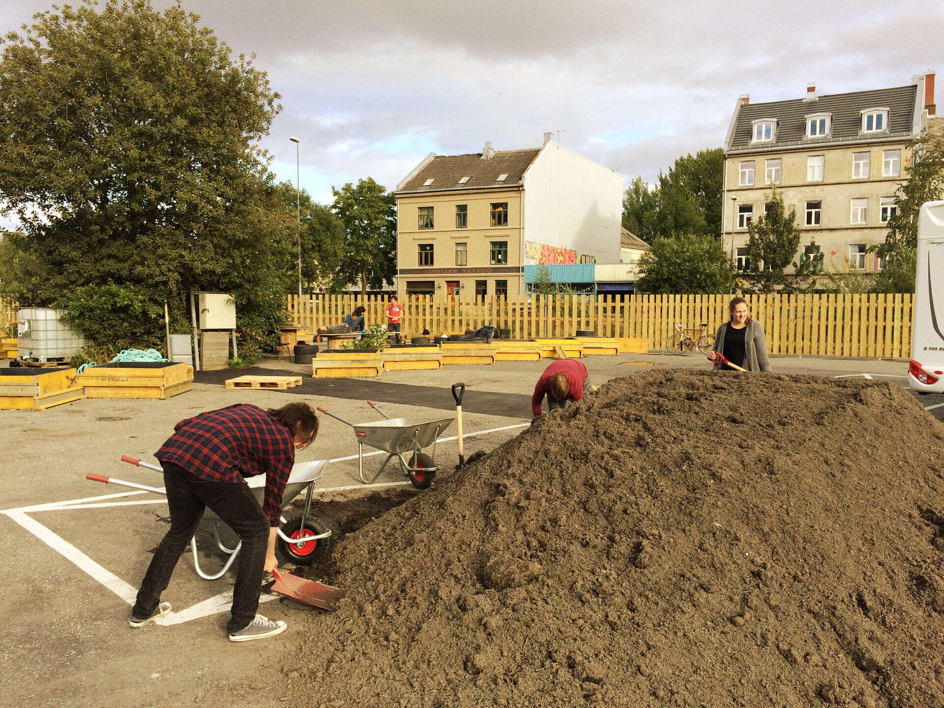 Delivery of soil, 2017 (picture by Bjørn Inge Melaas)	Melaas, Bjørn Inge, “Ecologies of urban gardening” for the book CA2RE+ strategies 2021